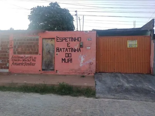 Imagem: A casa possui 3 Dormitórios, 2 Suítes, 2 Banheiros, 1