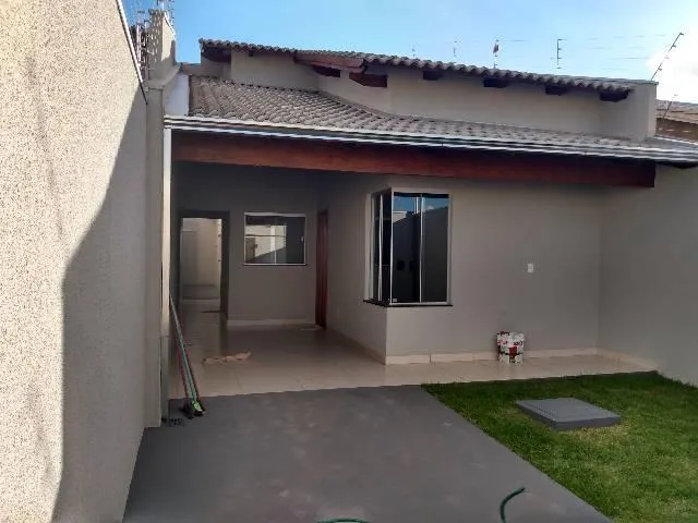 Imagem: A casa possui 3 Dormitórios, 2 Banheiros e está