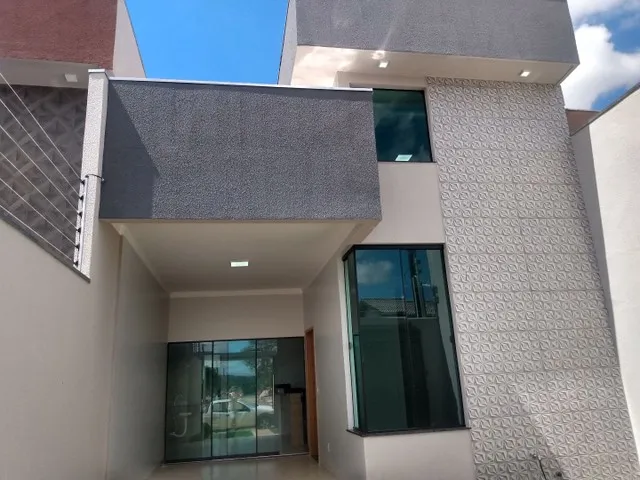 Imagem: A casa possui 3 Dormitórios, 2 Banheiros, 2 Vagas na