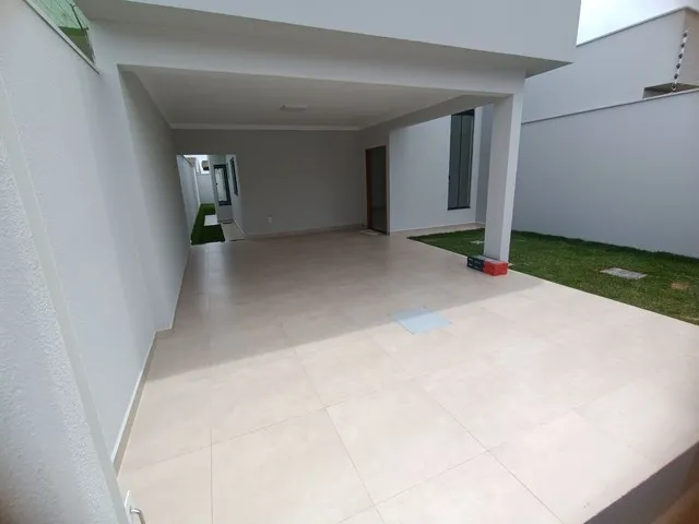 Imagem: A casa possui 3 Dormitórios, 2 Banheiros, 2 Vagas na