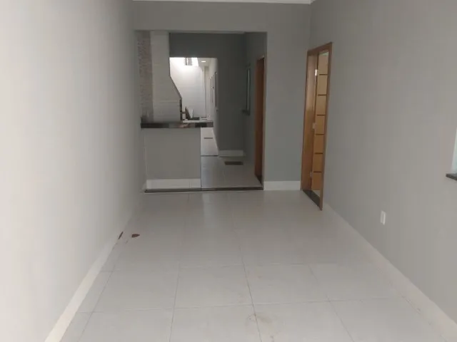 Imagem: A casa possui 3 Dormitórios, 2 Banheiros, 2 Vagas na