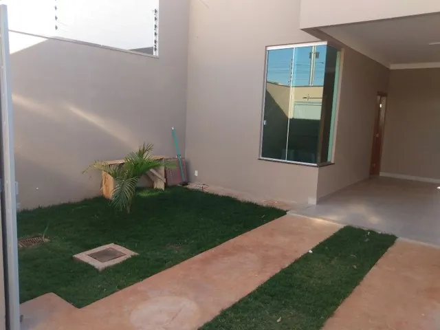 Imagem: A casa possui 3 Dormitórios, 2 Banheiros, 2 Vagas na