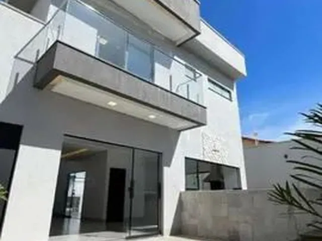 Imagem 4: Imponente Sobrado com 3 Suítes Plenas, Ampla Sala e Uma Bela Piscina Elevada