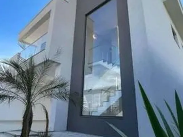 Imagem 3: Imponente Sobrado com 3 Suítes Plenas, Ampla Sala e Uma Bela Piscina Elevada