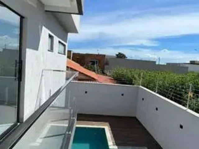 Imagem 6: Imponente Sobrado com 3 Suítes Plenas, Ampla Sala e Uma Bela Piscina Elevada