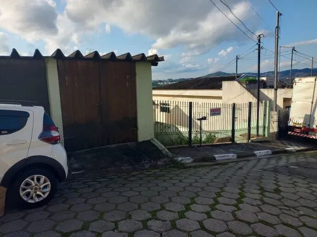 Imagem: A casa possui 2 Dormitórios, 1 Banheiro, 2 Vagas na