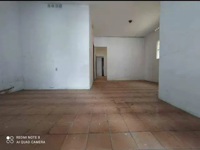 Imagem: A casa possui 4 Dormitórios, 1 Suíte, 2 Banheiros, 2