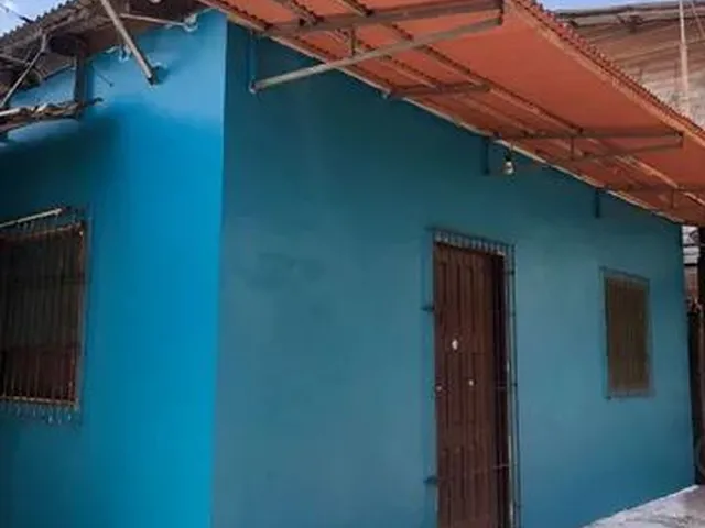 Imagem: A casa possui 3 Dormitórios, 2 Banheiros e está