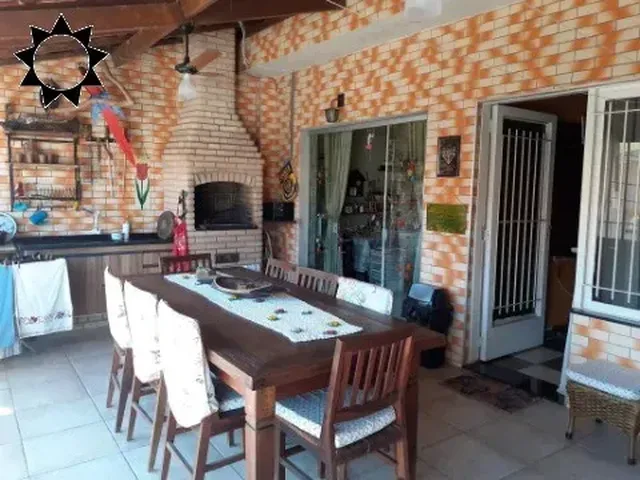 Imagem: A casa possui 3 Dormitórios, 2 Banheiros, 4 Vagas na