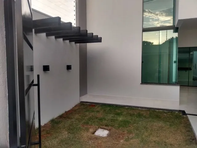 Imagem: A casa possui 3 Dormitórios, 2 Banheiros, 2 Vagas na