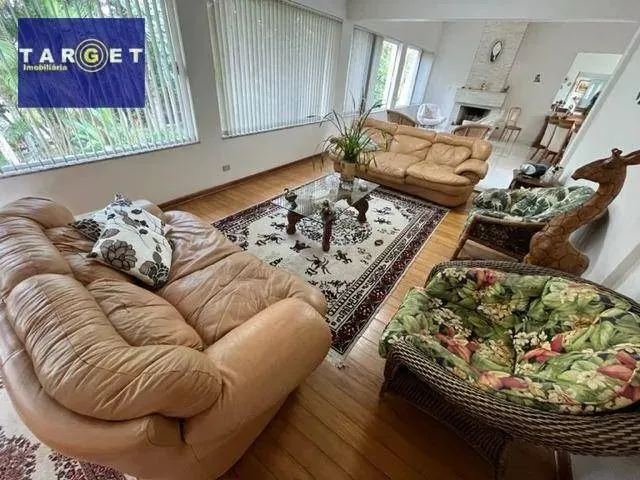Imagem: A casa em condomínio possui 4 Dormitórios, 4 Suítes, 5