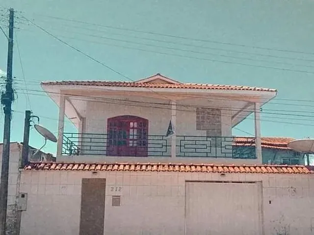 Imagem: A casa possui 5 Dormitórios, 3 Banheiros, 2 Vagas na