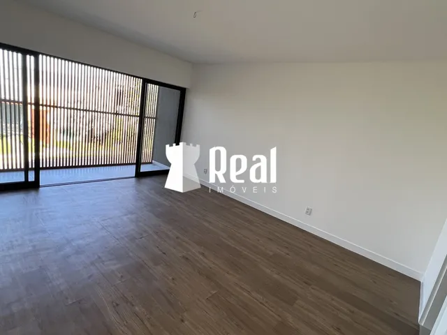Imagem 8: Casa de Alto Padrão, Terreno Plano com 4 Suítes e Lazer Privativo