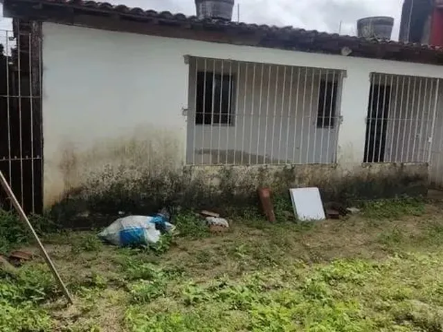 Imagem: A casa possui 2 Dormitórios, 1 Suíte e está localizado