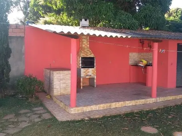 Imagem: A casa possui 2 Dormitórios, 2 Banheiros, 5 Vagas na