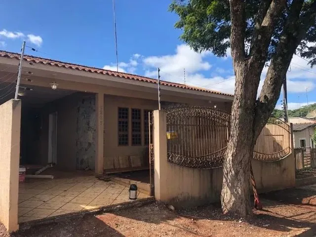 Imagem: A casa possui 2 Dormitórios, 1 Suíte, 2 Banheiros, 2