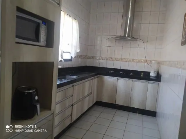 Imagem: A casa possui 3 Dormitórios, 2 Banheiros, Acomodam 10