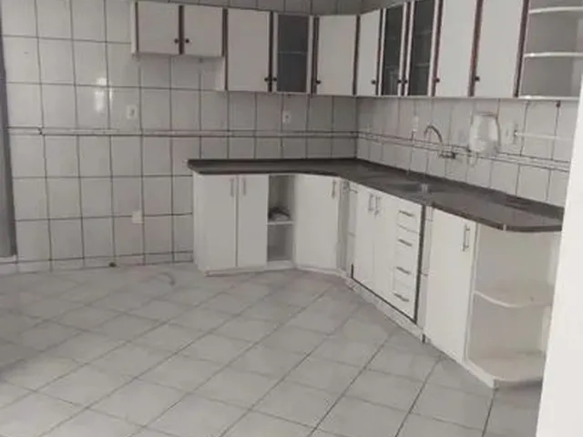 Imagem: A casa possui 5 Dormitórios, 3 Banheiros, 4 Vagas na