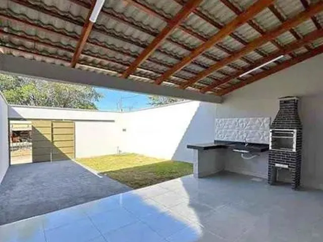 Imagem: A casa possui 3 Dormitórios, 2 Banheiros, 2 Vagas na