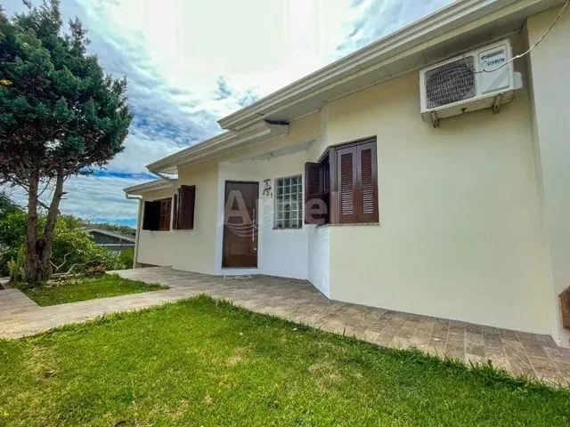 Imagem: A casa possui 3 Dormitórios, 2 Banheiros, 2 Vagas na
