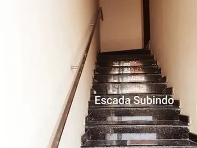 Imagem: A casa possui 3 Dormitórios, 2 Suítes, 2 Banheiros, 1
