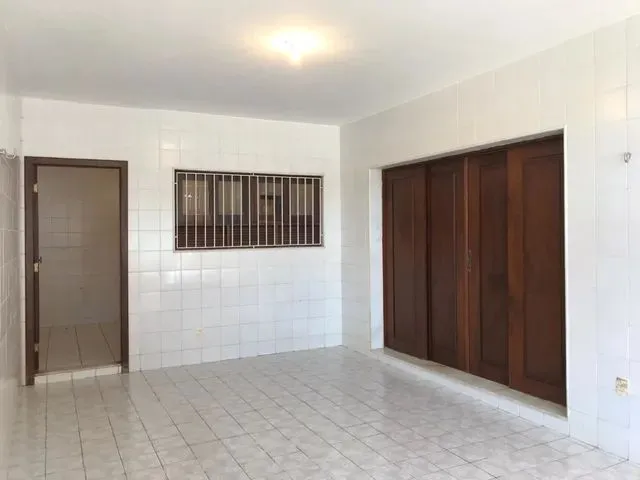 Imagem 8: Casa para Alugar com 230 Metros Quadrados com 7 Quartos em Tirol - Natal - Rn