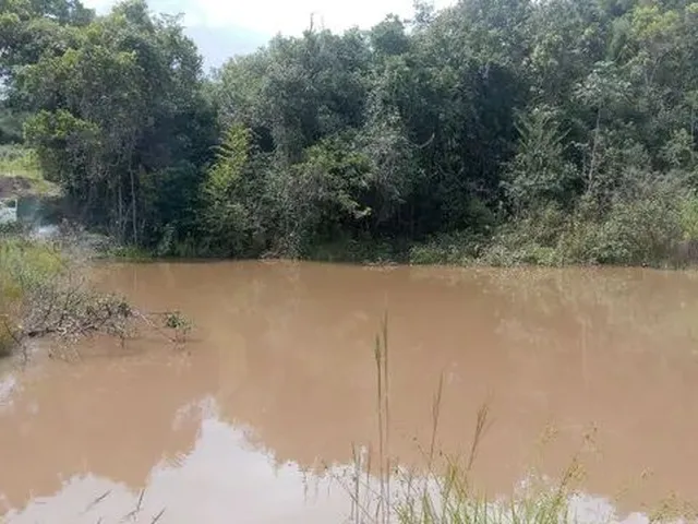 Imagem: Terreno com Lagoa e Asfalto na Porta