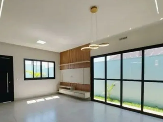 Imagem: A casa possui 4 Dormitórios, 2 Banheiros, 4 Vagas na