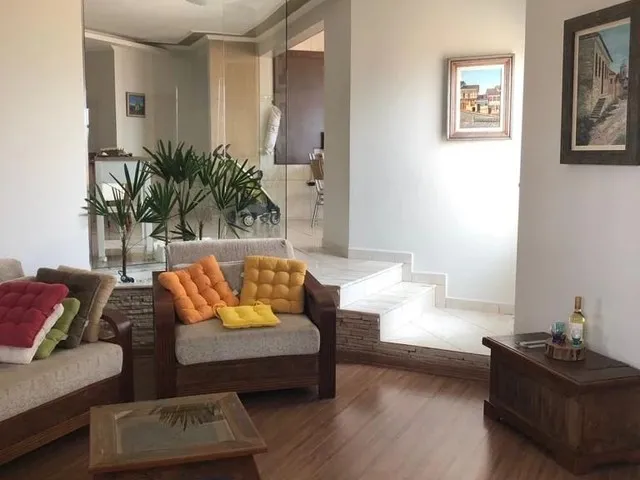 Imagem: A casa possui 4 Dormitórios, 4 Banheiros, 2 Vagas na