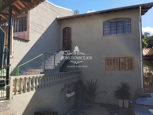 Imagem: A casa possui 3 Dormitórios, 1 Suíte, 2 Banheiros, 3