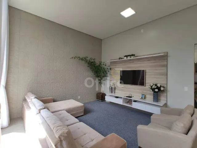 Imagem: A casa possui 3 Dormitórios, 1 Suíte, 2 Banheiros, 2