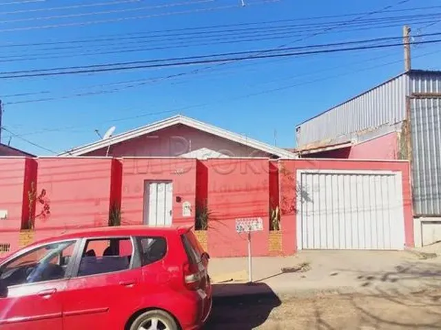 Imagem: A casa possui 3 Dormitórios, 3 Banheiros, 4 Vagas na