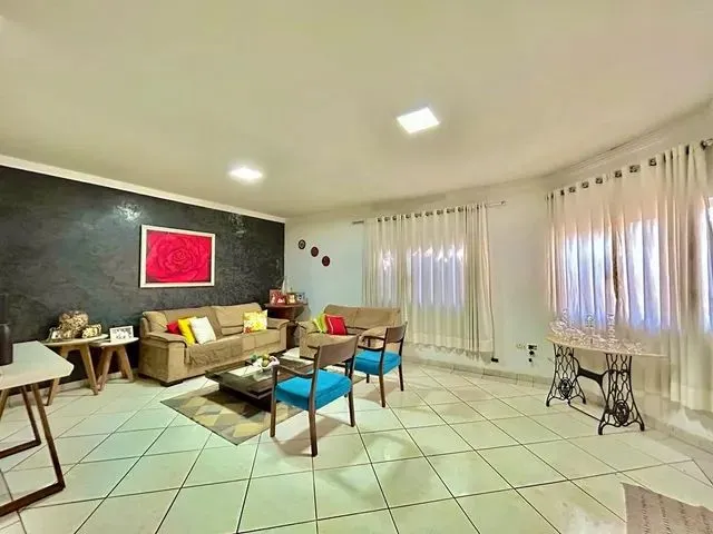 Imagem: Casa À Venda, 5 Quartos, 2 Suítes, 2 Vagas