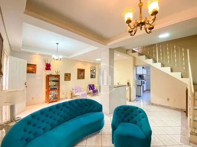 Imagem: Casa com 5 Dormitórios À Venda, 250 M²