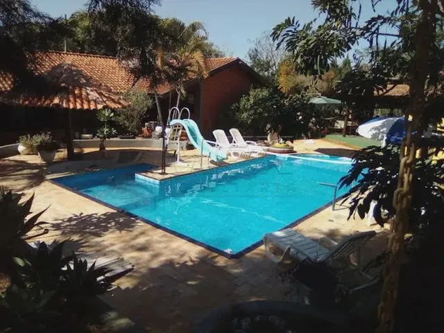 Imagem: A casa possui 4 Dormitórios, 1 Suíte, 5 Banheiros, 5
