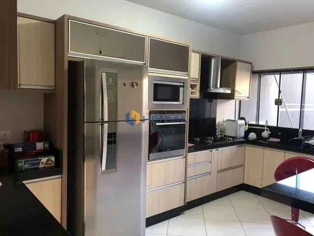 Imagem: Sobrado com 3 Quartos À Venda, 250 M²