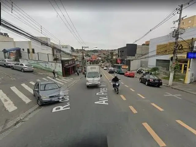 Imagem: A casa possui 4 Dormitórios, 2 Banheiros, 2 Vagas na
