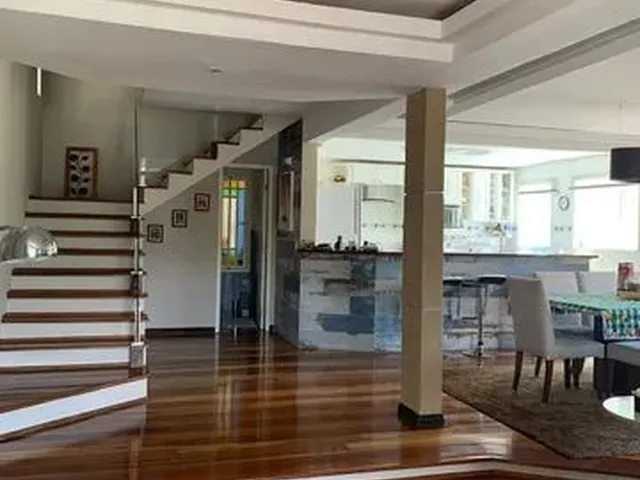 Imagem: A casa possui 3 Dormitórios, 1 Suíte, 5 Banheiros, 3
