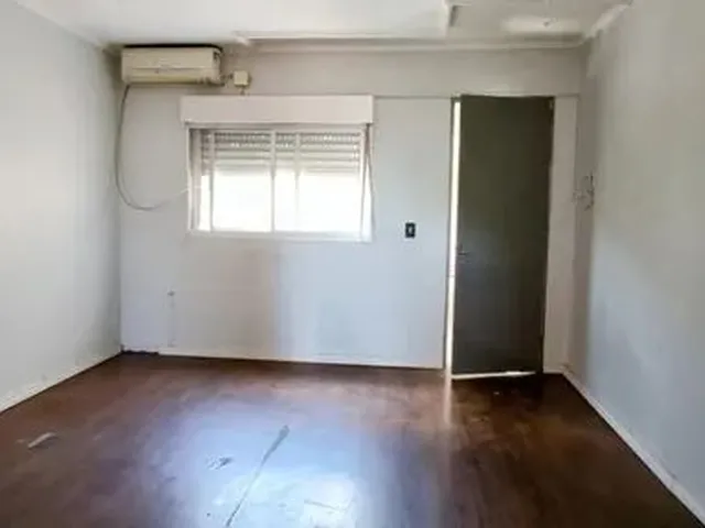 Imagem: O apartamento possui 2 Dormitórios, 1 Banheiro, 1 Vaga na
