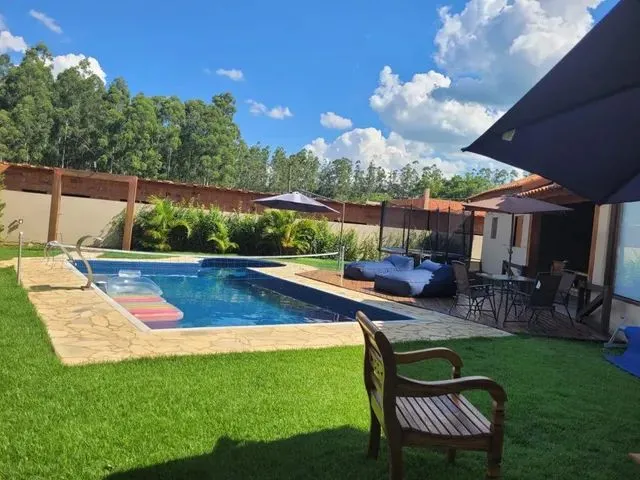 Imagem: A casa em condomínio possui 3 Dormitórios, 3 Suítes, 4