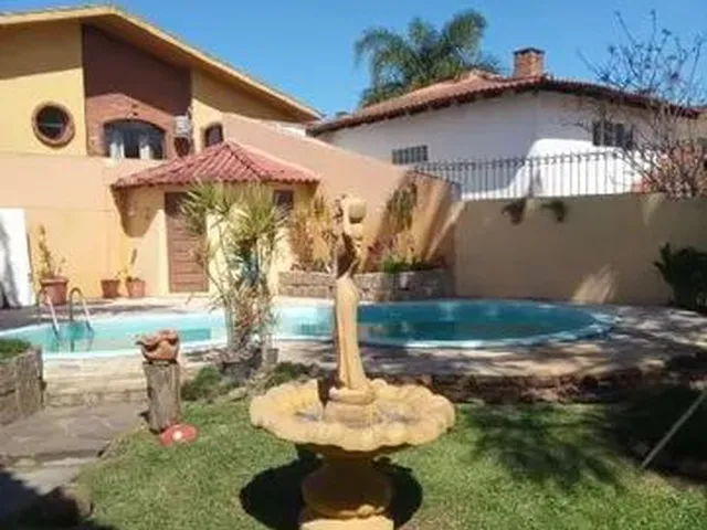 Imagem: A casa possui 3 Dormitórios, 1 Suíte, 5 Banheiros, 5