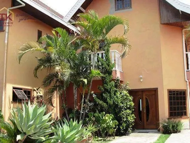 Imagem: A casa possui 4 Dormitórios, 2 Suítes, 5 Banheiros,