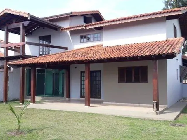 Imagem: A casa possui 3 Dormitórios, 3 Banheiros, 2 Vagas na