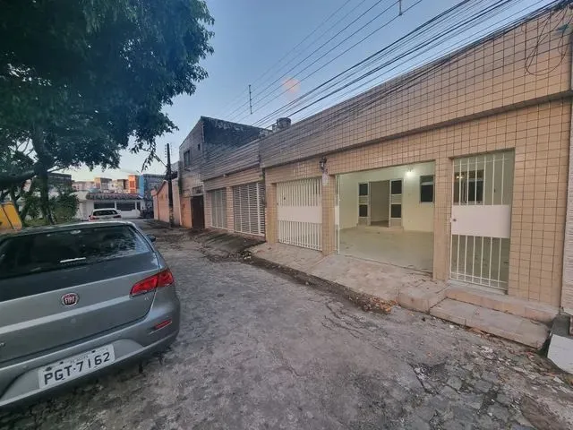 Imagem: A casa possui 3 Dormitórios, 1 Suíte, 3 Banheiros, 2
