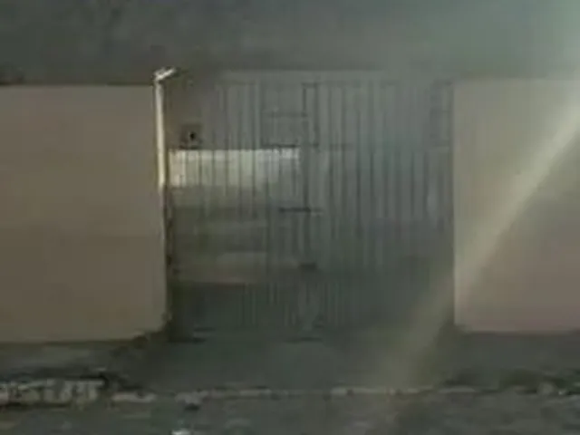 Imagem: A casa possui 3 Dormitórios, 1 Banheiro, 1 Vaga na