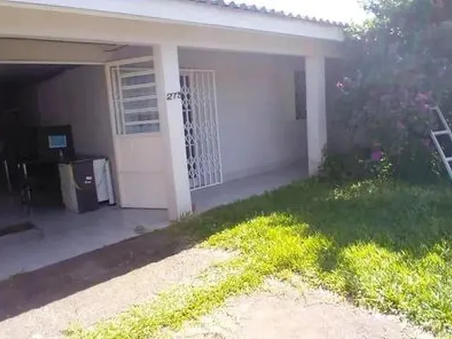 Imagem: A casa possui 3 Dormitórios, 2 Banheiros, 3 Vagas na