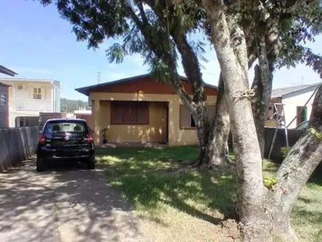 Imagem: A casa possui 3 Dormitórios, 1 Banheiro, 1 Vaga na
