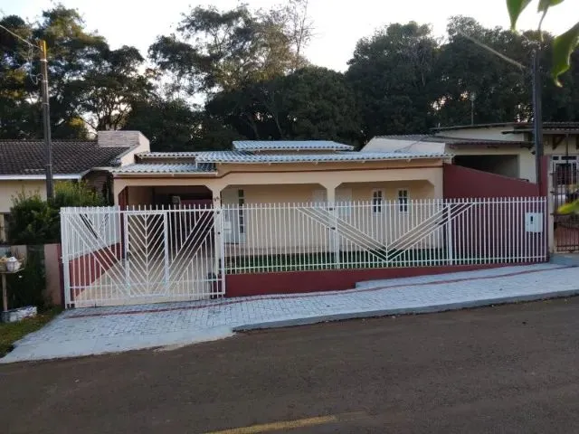 Imagem: A casa possui 3 Dormitórios, 1 Suíte, 4 Vagas na garagem,