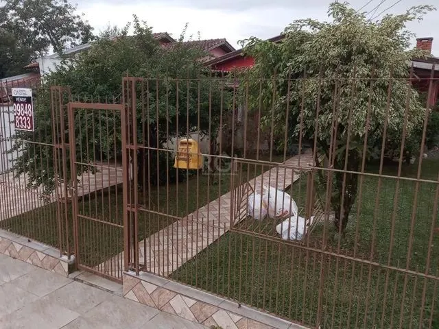 Imagem: A casa possui 4 Dormitórios, 2 Banheiros, 1 Vaga na