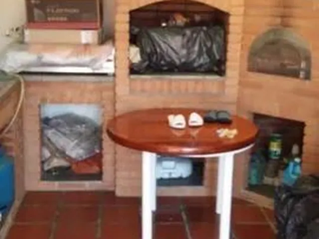 Imagem: A casa possui 3 Dormitórios, 2 Banheiros, 5 Vagas na